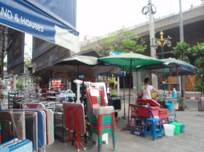 そして、サートーン船着場へ。バンコクへ来て思ったのは、車が怖い、バイクも怖い。信号が合っても渡ろうとすると、スピードあげて走ってくる。この店の前あたりでひかれそうになりました。この後から、一人で道を渡ろうと思わなくなりました。何人かでまとまって渡った方が安全度は高くなる？今回の旅で一番怖かったのが車かな？