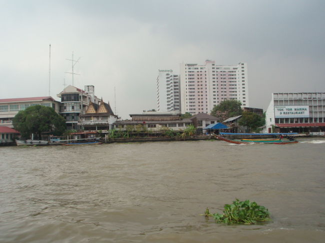 船が出ると係の人がチケットの確認をしにきました。ラーチャウオンまでというと３０バーツだって。距離によって値段が違うとガイドブックには載っていたけど、この後も買うたびに３０バーツ。ツーリスト価格なのかしら。でも、日本円で７５円。