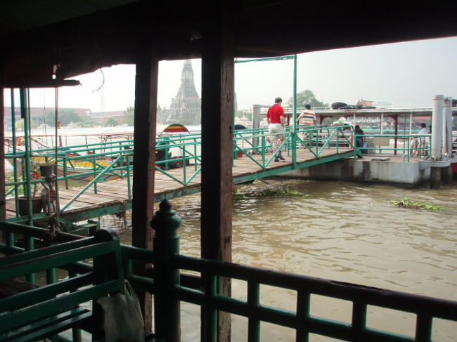 ガイドがチャイナタウンと言っている。次で降りるんだなと思いながら、アットワルンを観てからにしようかと思いそのまま乗船。アットワルンを通り過ぎ、次の船着場でたくさん降りて行くのでつられて降りてみた。