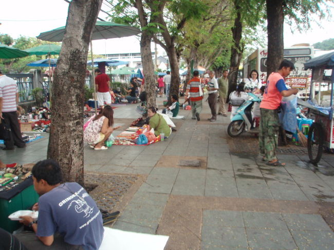 とりあえず、左に行ってみる。食べ物の屋台がいっぱい。そして、洋服やお土産、骨董品？のようなものを売っていました。