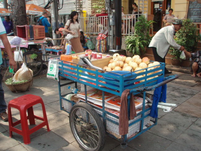 バンコクの観光名所が側にあるのに、心が定まらずうだうだ。どの旅でもいつも街歩きになってしまう。ザクロジュース屋さん見つけた。生のザクロジュース。４０バーツ。ちゃんとビニールの手袋で作ってる。とっても美味しい！バンコクは生のジュース至る所で売っていて、コンビニはビール買うくらいだ。良いところだ。