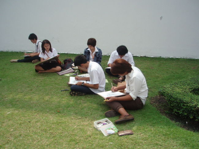 学生さんが暑い中、建物のスケッチしてました。とても上手です。中学生？高校生？真面目に取り組んでいます。