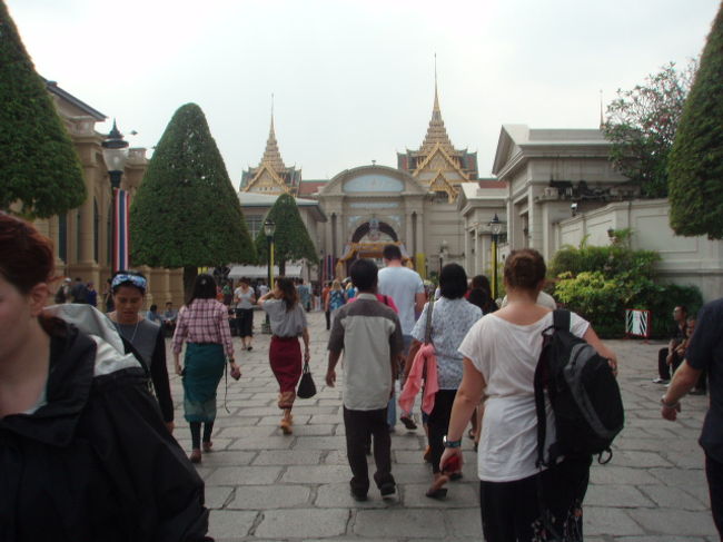 王宮でした。欧米の観光客がいっぱい。そして、異様にテンションが高い。なぜ？<br />とても行列が長かったので、しっぽを巻いて退散。