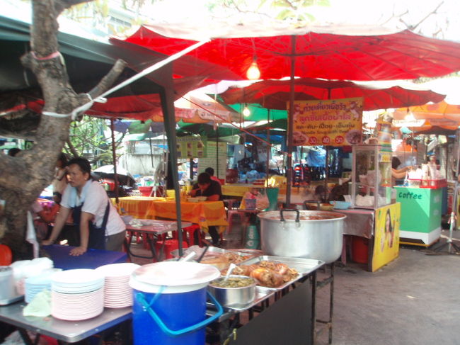 近くをぶらぶら。屋台がたくさん。お昼には少し早い時間なので、空いてるのかな？