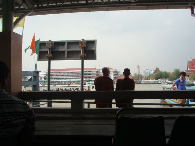 ター・チャーンの船着場。お坊さんもたくさんいます。