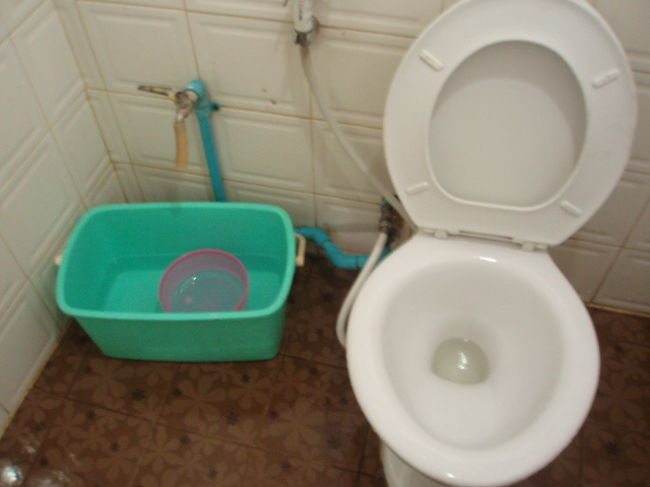 船着場でトイレに入ってみた。3バーツ払う。桶で水を汲んで流す手動タイプ？便器は全体水浸し、もちろんトイレットペーパーなし。