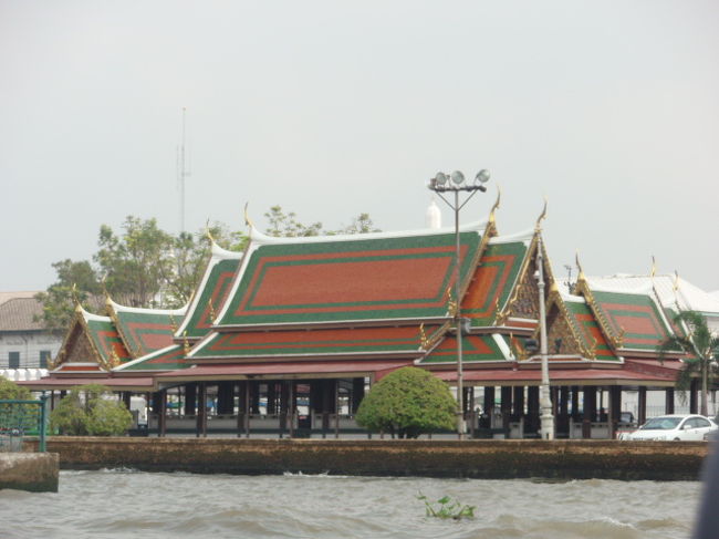 当初の目的、ヤワラートへ。また、３０バーツ払う。今回はオレンジ色の旗の船です。それにしても、ボートは混んでる。どこでも欧米人でいっぱい。