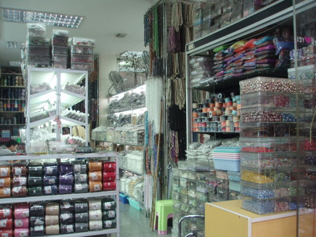 手芸屋さん沢山ありますね。ビーズや布などいろいろな種類売っていました。楽しいね。