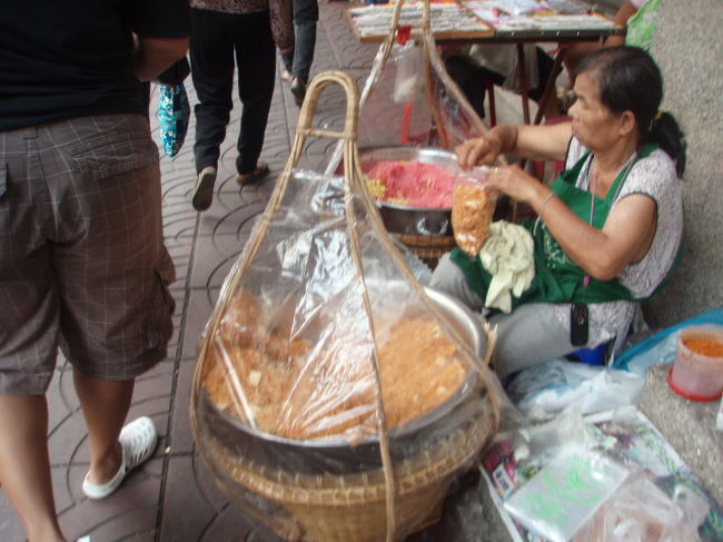 藤かごで総菜やピーナッツなどを売っています。