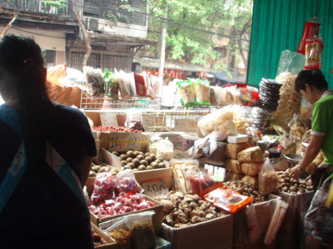 ラーチャウオン通りをひたすら歩き、ヤワラート通りを通り越し、ジャルンクルン通りへ。この通りにあるはずですが...。