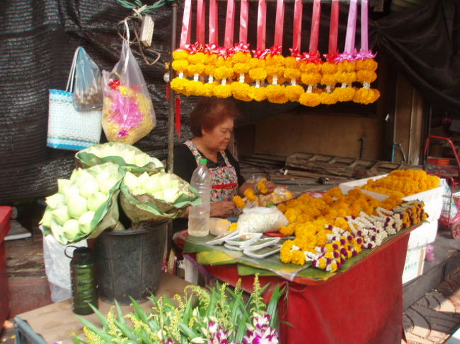 ワット・マンコン・カマラワート近くの仏花売り屋さん。