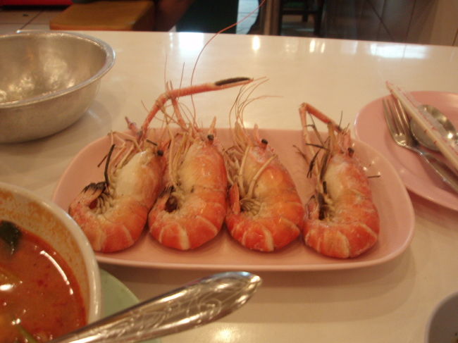 新明財。海鮮物が美味しいという口コミを見て。お店の写真は撮り忘れましたが、小さいお店です。店頭にはカニとか海老が並んでいます。お店の中は６組は入ればいっぱい？<br />焼きエビ（クンパオ）です。身がぷりぷりです。これだけでは申し訳ないので...。