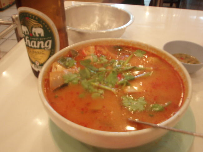 カニチャーハンと迷ってトムヤムタレーにしました。そして、チャンビール。バンコクで思うこと。女子一人でお酒を飲むと少し悪いことをしている気持ちになる。気のせいだろうか。４００バーツでした。