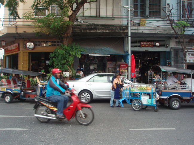 日本語で話しかけてくる人が多い。ヤワラートは日本人と関わりが深いのね。日本語で通りすがりに、いろいろ話しかけてきます。しかし、「道に迷っているでしょう」と話しかけられると「その道、曲がって駅に行きます。迷ってないもん」と答えてしまう。笑顔が優しそうで「目黒に住んでいたんだよー」と言ってましたが。本当にいい人かもしれないが、ごめんなさい。知らない人にはついて言っちゃ駄目だと教えられたもん。自らトラブルを引き寄せることはないよね。