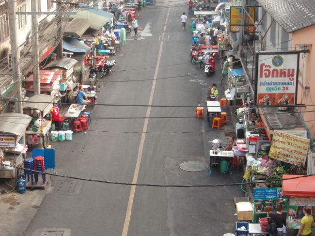 トンロー駅です。屋台が見えます。楽しそうですね。トンロー。初めての駅に降りる度、わくわくしますね。