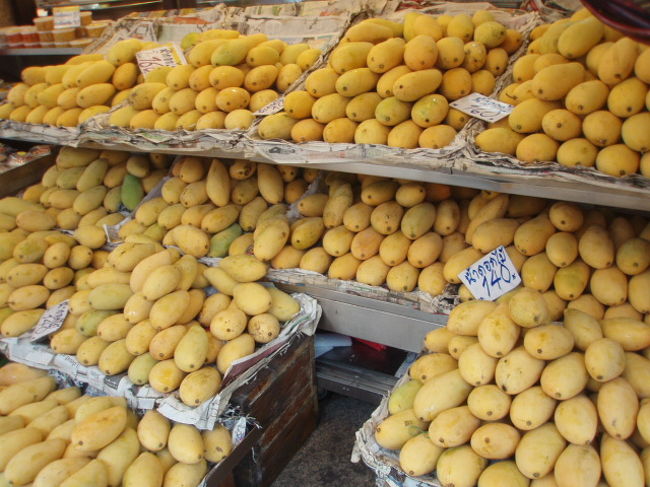 マンゴー売っています。