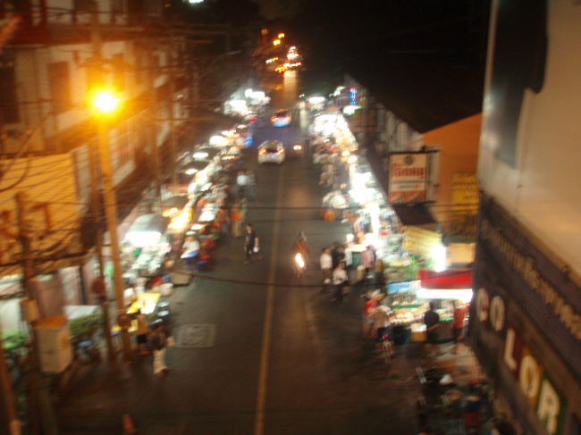 そして、８時。トンローの屋台をのぞきます。