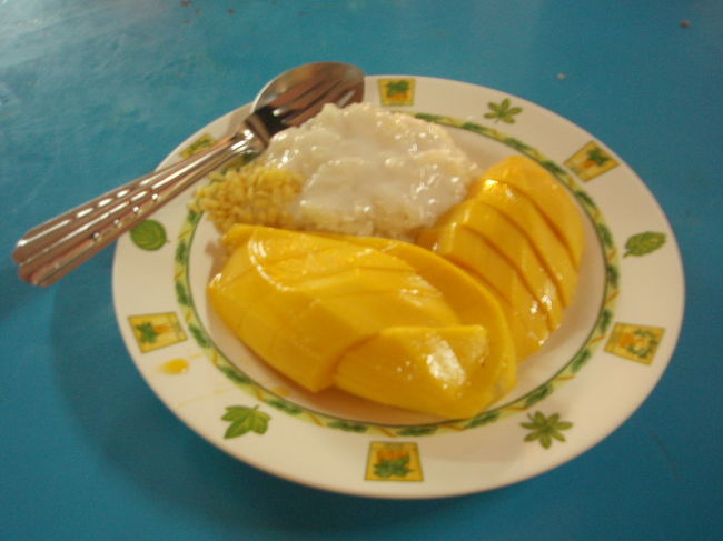 豚肉の串焼きなどを食べ、カオニャオマムアン。６０バーツ。美味しかったです。有名なバミー屋さんで食べようかと思いましたが、混んでたのでこのまま帰ります。