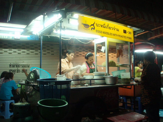 ホテルに戻り、コンビニでビールと水を購入。小腹が空いたので、結局バーミーナームを食べました。３０バーツ。屋台ばかりですが、全くお腹も壊さず。お腹弱いので心配していたのに。明日はイサーン料理を食べて、カオサンへ行きます。あと１日しかなくなってしまいました。悲しいです。でも、明日も楽しみです。