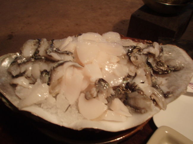 シャコガイのお刺身。目の前でさばくパフォーマンスをしてくれます。新鮮で食感がシャクシャクして面白い。パラオはシャコガイの養殖も盛んですね。この他にティアモというココナツミルクでひき肉をタロイモの葉で包んで煮込んだ物と、タロイモバターなどを食べました。ティアモ優しい味で美味しかった。