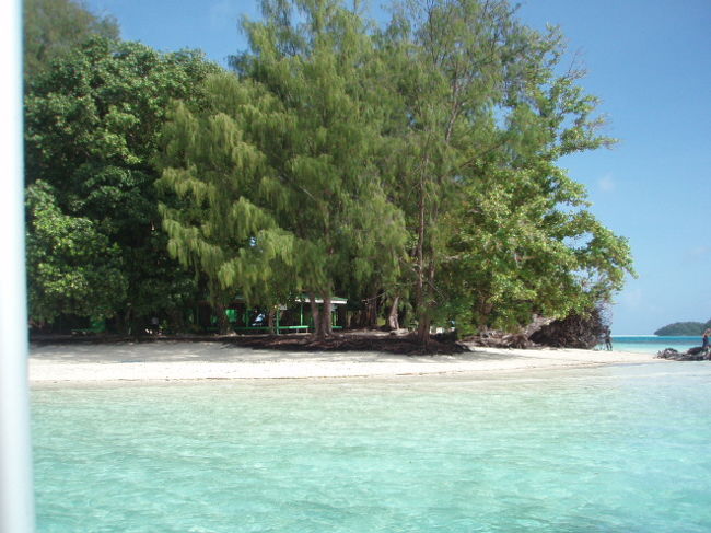 シュノーケリングツアーのチームと合流。イノキアイランドの側の島です。