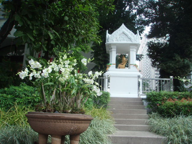 フォーシーズンズホテルからソイ・マハトレックルアン１に入り突き当たりまで行きます。