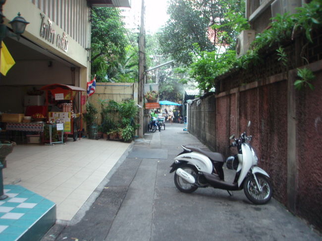 入ると食堂が数件あります。この突き当たりを右に入ったお店に行きます。