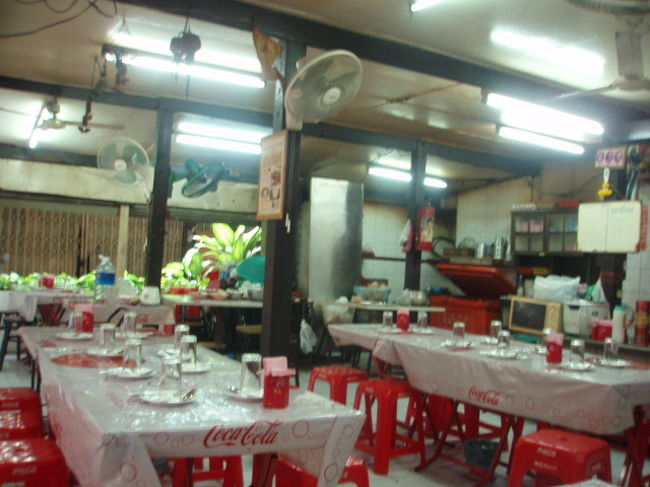 ラープランスワン。今日はイサーン料理を食べます。１１時に到着。少し早いかな？