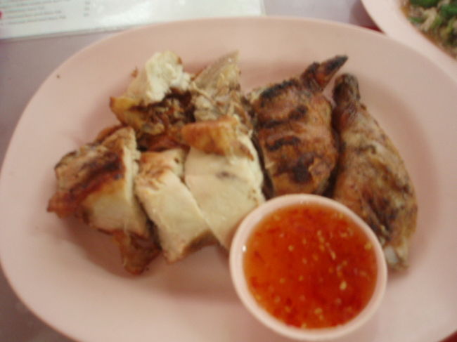 ガイヤーン。半身で８０バーツ。７０バーツとガイドブックには載っていましたが、値上がりしたのかな。ふっくら身が厚くて、香ばしい。