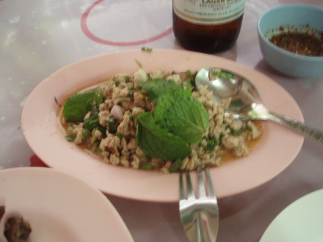 お店のおすすめ、ラープムー。５０バーツ。ラープ類はすべて５０バーツでした。ラープ初めて食べたけど、ミントが入っててすっきり。感動。