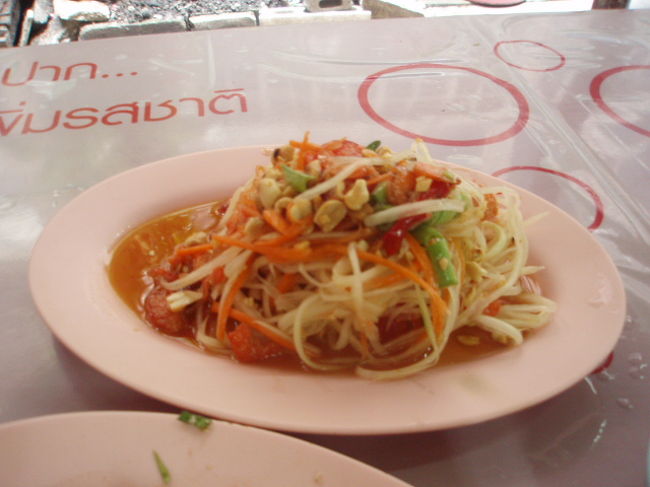 ソムタムタイ。４０バーツ。ソムタム類もすべて４０バーツ。値段統一されているのね。新鮮。そして干しえびの大きさにびっくり。ミニトマトが半分になっているのかと思ったら、干しえび。