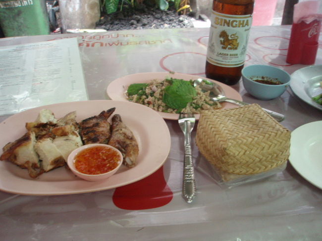 それにカオニャオ。近所の人がお弁当を持ってきてはテーブルで食べてました。のんびりしてます。マンドリン弾いてる人がいたり...きれいに食べました。<br />お会計は２５０バーツ。<br />ビール１４０バーツとカオニャオ１０バーツ。トータルで３２０バーツになるはず？