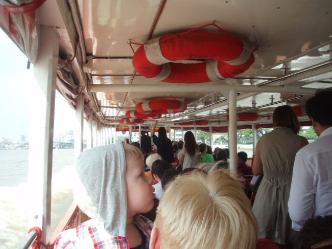 そして、サートーン船着場からエクスプレスボートでプラアーティット船着場まで移動します。オレンジの旗の船に乗って３０分。