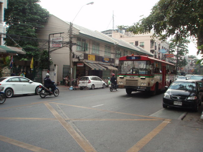 プラアーティット船着場から徒歩でカオサンへ。道路を渡るの大変です。
