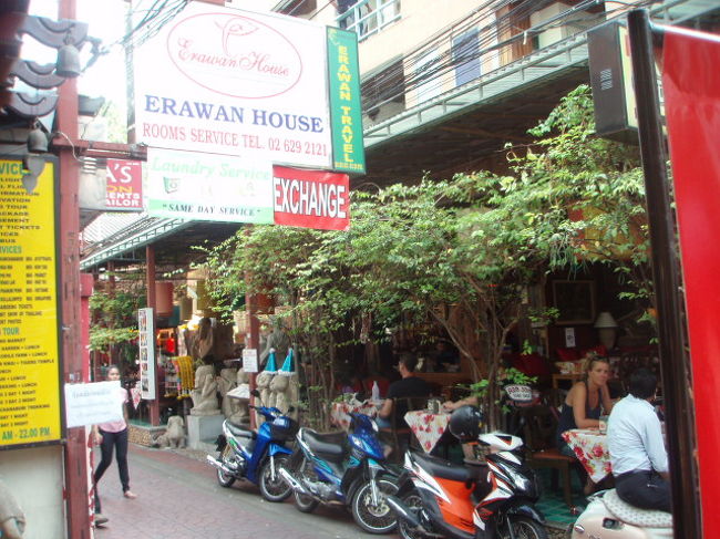 エラワンハウス前。オープンカフェは欧米人で賑わっていました。