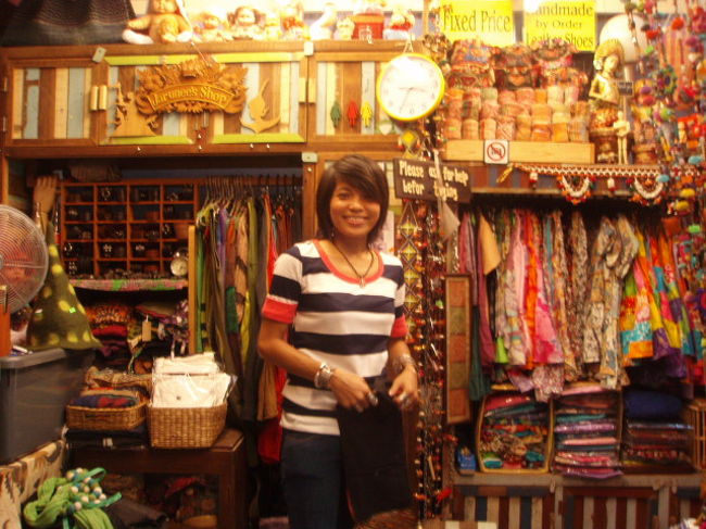 そして、プラアーティット船着場すぐそばのお店。ネパール産などの洋服を売っています。手に取ったネパール産のパーカー７００バーツ。お店のお姉さん、タイ産のものを勧めてきます。でもタイ産のほうが半額ほど。お店の小物などすべてこのお姉さんの手作り。とっても可愛いし、素敵なの。タイ産のスカート３５０バーツ、バック３５０バーツ購入。一番状態の良いお勧めを売ってくれます。子供服も売っています。良心的だし、また行きたいな。