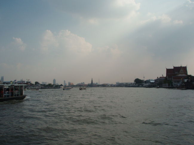 そして、サートーン船着場へ。これから夕ご飯を食べに行きます。行きたいお店はたくさんあるけど...。