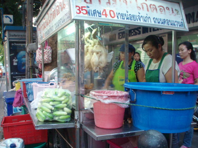 サラデーン駅、コンベント通りへ。屋台ばかりだったので、レストランにでも入って帰ろう。でも、屋台がいっぱいで心が惹かれます。