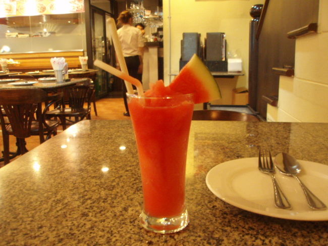 ティンモーパン。スイカの味だ。とても美味しいです。お店は１組のお客さんだけ。