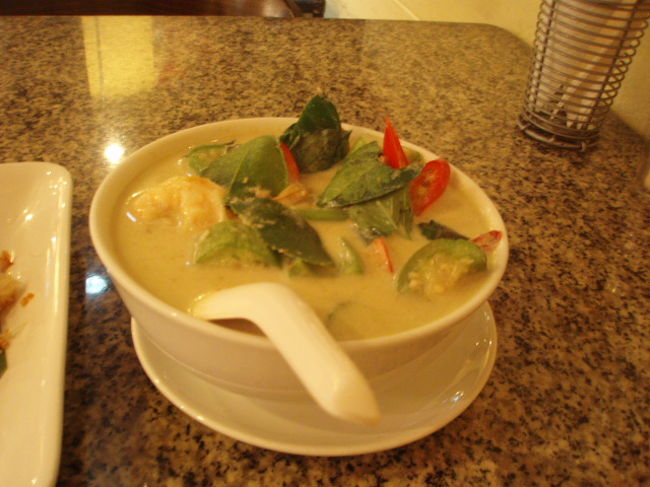 そしてケーン・キアオ・ワーン（グリーンカレー）大きなエビと茄子が沢山。茄子は苦みがありました。ハーブもいっぱい。トータル４４０バーツ。メニュー選びの失敗か、あまり好きな味ではなかった。食が進まず...。残念。