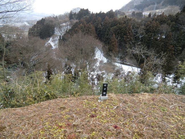 腰曲輪の向こうに断崖。