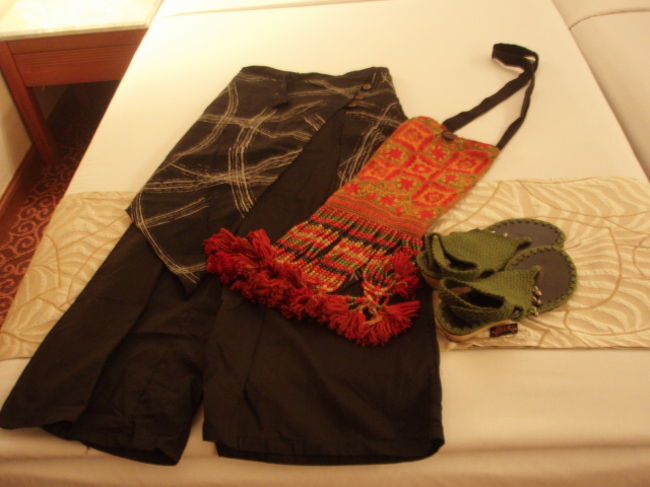 気を取り直して、カオサンで買ったスカート、バッグ、サンダル。