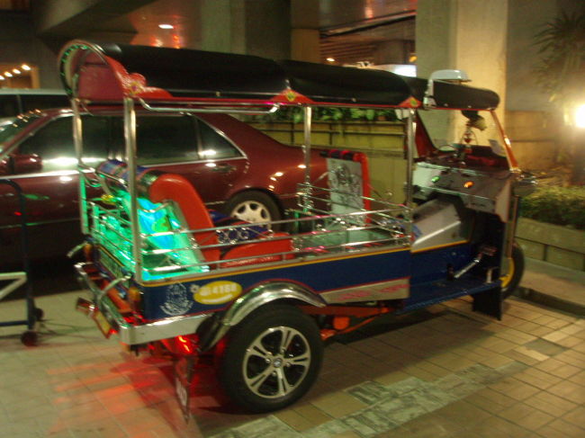 ホテルの前のトゥクトゥク。もう荷造りをして帰ります。あんまり動けず、食べられなかったわ。やり残したことはたくさんあります。また来たいな。