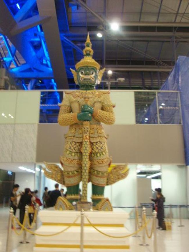 出国審査をして、タイでの最後の食事をマンゴツリーで食べました。トムヤム味のラーメン。早朝に食べる物でもないように思うけど。そして、トムヤム味、今回の少ない食事の中で食べたな。特に思い入れがあるわけでもないのだけど。