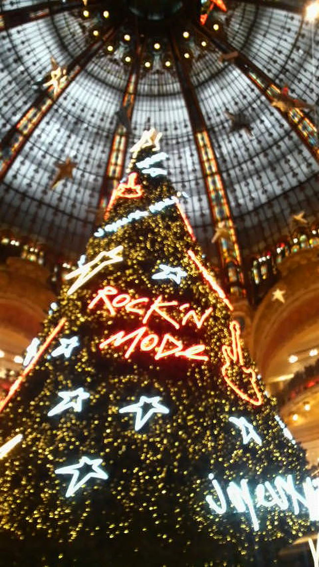 素敵なステンドグラスのドームのところはクリスマス。