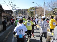 宮ノ平駅前を通過します。ここから一旦下りになります。