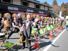 日向和田駅を過ぎて吉野梅郷の分岐にあります「へそまんじゅう本舗」では和太鼓による壮麗な応援が行われています。