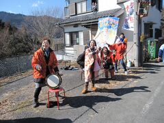 石神前駅周辺。沖縄民謡の応援です。
青梅市議会議員さんの事務所で、毎年ずっと応援してくれています。