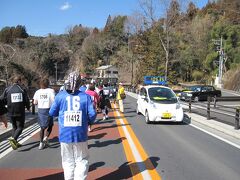 青梅線の二俣尾駅を過ぎると急な下りになります。ちょうどそのころ、トップランナーが復路をやってきました。