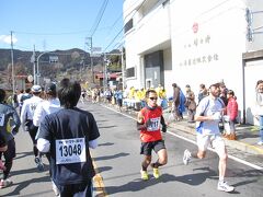 沢井駅近くの澤乃井の小沢酒造前を通ります。